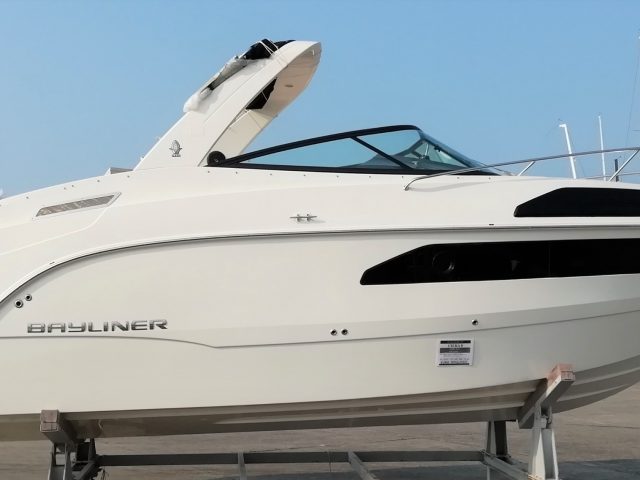 Bayliner Ciera 8 米国ベイライナーとトロフィーの日本総輸入元 中古ボート 中古船 中古艇も販売中 高松マリーナ